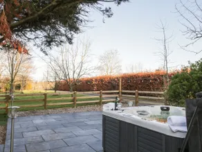 Rural Luxury Farmhouse | Hot Tub & Views - Image 2