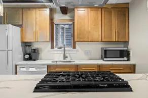 Newly renovated TWO bedroom -Close to sites/train - Image 3