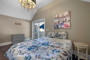 Newly renovated TWO bedroom -Close to sites/train - Image 5