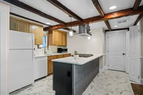Newly renovated TWO bedroom -Close to sites/train - Image 2