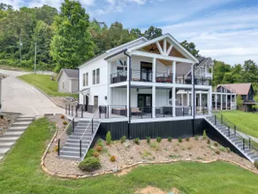 Mountain Lake Retreat w/ Concrete Walkway w/ Kayaks - Image 3