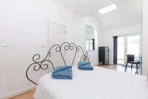Luxury Garden Apt, Two Bed 2 En Suite with Parking - Image 2