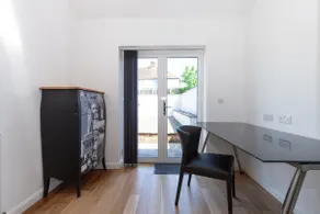 Luxury Garden Apt, Two Bed 2 En Suite with Parking - Image 4