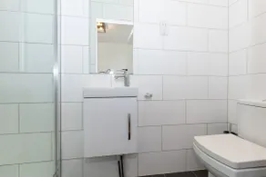 Luxury Garden Apt, Two Bed 2 En Suite with Parking - Image 3