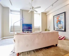 Cozy City Loft walk to JHH & Fells - Image 3