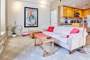 Cozy City Loft walk to JHH & Fells - Image 2