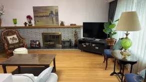 Blue House Main Floor Suite Near Skytrain 蓝漫雅居 - Image 3