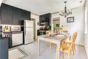 Vibrant Vintage Home in Lively NW Next to Nature - Image 5