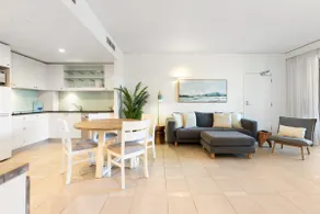 3 Bedroom in the Heart of Hastings Street - Image 2