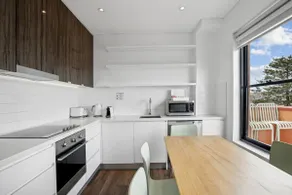 2 bedroom apartment with sea views and balcony - Image 5