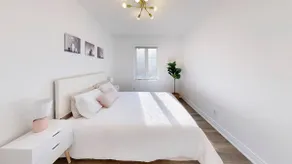 Luxury 4BR | Sleeps 10 | Rooftop | Free Parking - Image 5