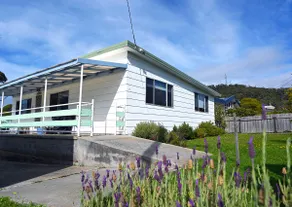BICHENO BEACH BUNGALOW: Beautiful Waterfront Pad! - Image 3