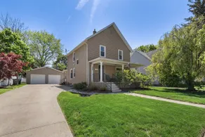 Great Yard, HOT TUB, Steps from Downtown - Image 2
