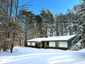 Locally Owned Pet Friendly N. Lakes One Level Home - Image 2
