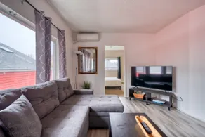 Trendy Area • Walk Everywhere • 1BR • Sleeps 4 - Image 2