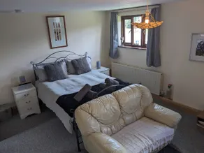 Spacious en-suite annex in large garden - Image 4