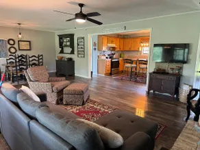 The Ponderosa -A cozy, country farmhouse. - Image 4