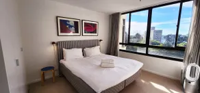 Beautiful harbour views, stylish apartment with pool & parking - Image 4