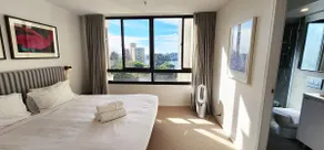 Beautiful harbour views, stylish apartment with pool & parking - Image 5