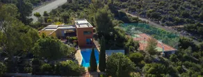 Villa with swimming pool and tennis/basketball court - Image 2