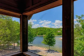 L069, Lakeside Delight 2Br Lakefront Cabin - Image 3