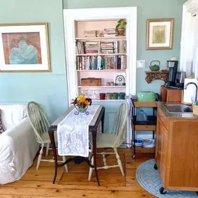 Antique Garden Cottage - Image 4