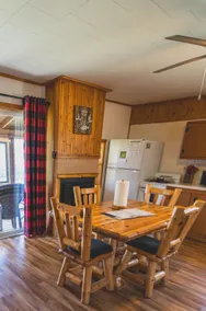 Red Cedar 2BR Lakefront Cabin m / privat lancering & dok - Image 3