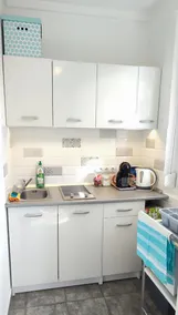 Romantic nest for couples, free parking, AC - Image 4