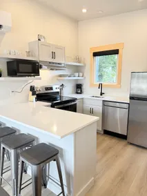 Brand New! - Modern 2 Bedroom City Cottage - Image 3