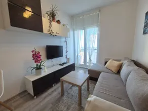 Cosy 2 bedroom flat close to the town with parking - Image 5