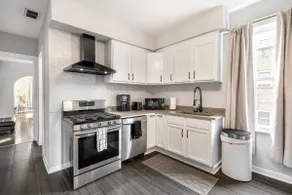Bright & Renovated Duplex w/ Backyard - sleeps 10! - Image 5