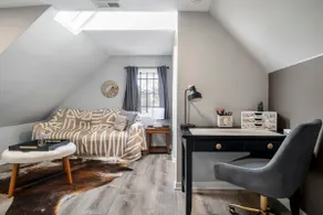Bright & Renovated Duplex w/ Backyard - sleeps 10! - Image 4