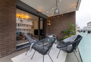 Stylish Invalidovna apartment with FREE parking - Image 4