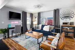 Private, charming, quiet cottage. PRIME Location! - Image 3