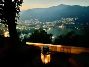 Romantic in the woods with a lake view, jacuzzi, and sauna - Image 5