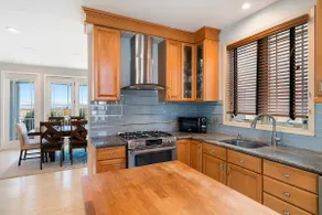 Waterfront AC Beach House - Image 5