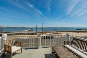 Waterfront AC Beach House - Image 3