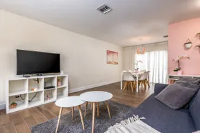 Exquisite Pineapple Townhouse Steps from Sawgrass - Image 5