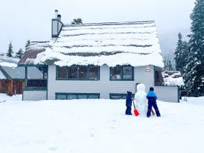 “The Lazy Sasquatch”: cozy mountain getaway - Image 2