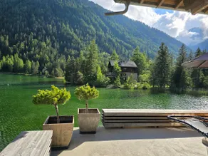 Lakeside chalet with breathtaking views - Image 3