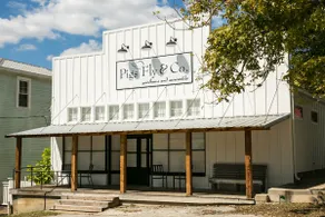 Pigs Fly in Burton just minutes to Round Top Antiques Shopping and Dining - Image 3