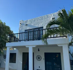 The Pineapple Villa: Chic 4BD Tropical Paradise near the Beaches - Image 4