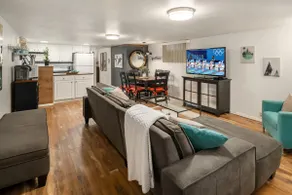 NEW 2 BDRM Airport/ Downtown Seattle, Pvt Modern - Image 2