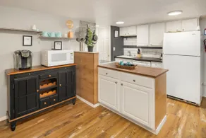 NEW 2 BDRM Airport/ Downtown Seattle, Pvt Modern - Image 4