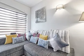 Stylish High Street Apt w/ Private Terrace - Image 3