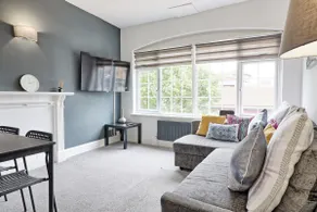 Stylish High Street Apt w/ Private Terrace - Image 4