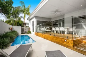 Fat Frog - Self contained luxury home, private heated pool - Image 2