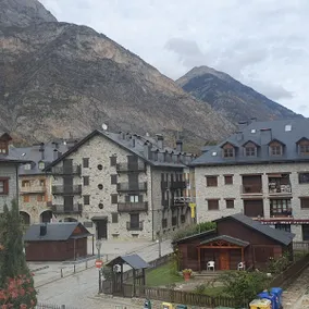4 bedroom apartment in Benasque - Image 2