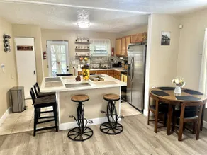 Pet OK, house with washer, dryer, AC and parking. - Image 3