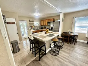 Pet friendly house w/washer & dryer & AC & Parking - Image 4